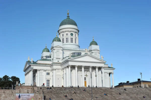 Helsinki, Finland, 28 September: stedelijke leven rond de kathedraal — Stockfoto
