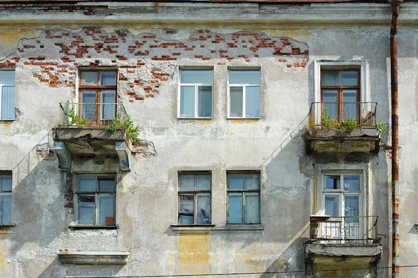 Tipica vecchia casa stalinista a San Pietroburgo in stile impero wi — Foto Stock