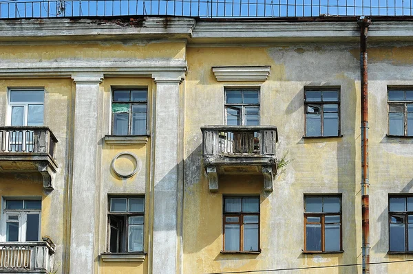 Typowy stalinowskiej stary dom w St. Petersburgu w imperium stylu wi — Zdjęcie stockowe