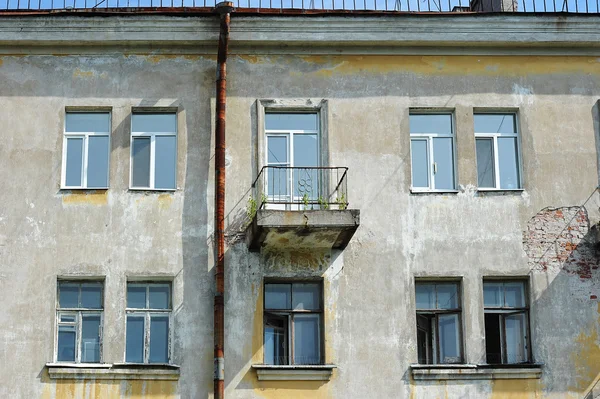 Tipica vecchia casa stalinista a San Pietroburgo in stile impero wi — Foto Stock
