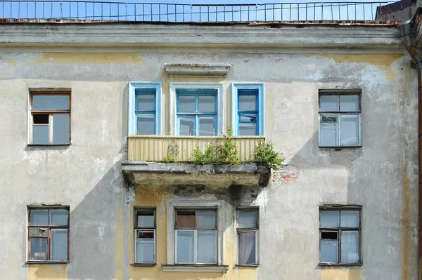 Typical Stalinist old house in St. Petersburg in Empire style wi — Stock Photo, Image