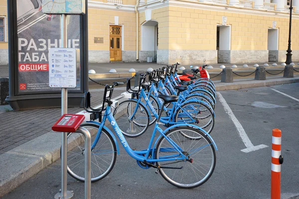 San Petersburgo, Rusia, 4 DE OCTUBRE: centro Alquiler de bicicletas en Octo —  Fotos de Stock