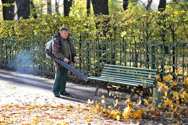 St. Petersburg, Ryssland, 18 oktober: höst städning fallna ledighet — Stockfoto