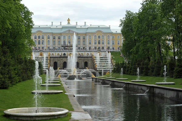 St. Petersburg, Federacja Rosyjska - 26 maja: The Peterhof fontanna Samsona t" — Zdjęcie stockowe