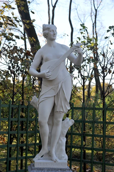 Estatua en el jardín de verano en San Petersburgo, Rusia — Foto de Stock