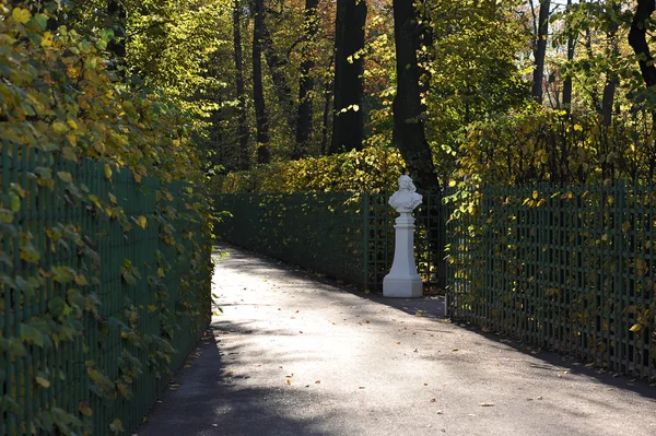 Pomnik w ogrodzie letnim w Sankt Petersburg, Federacja Rosyjska — Zdjęcie stockowe