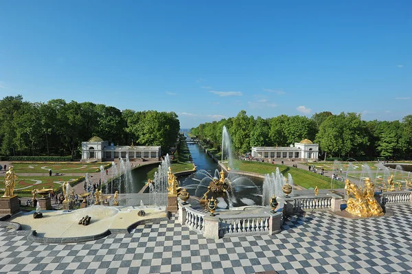 St. Petersburg, Federacja Rosyjska - 26 maja: The Peterhof fontanna Samsona t" — Zdjęcie stockowe