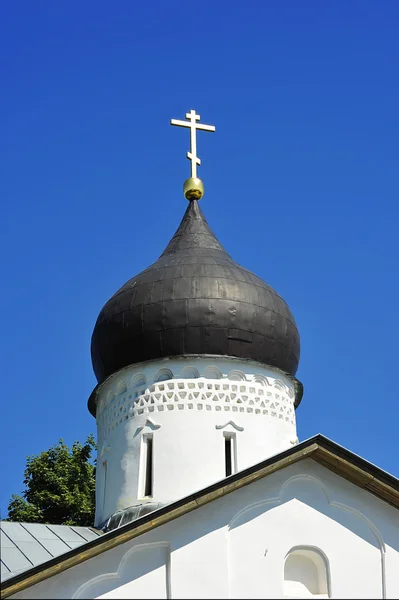 俄罗斯，普斯科夫交叉的东正教大教堂穹顶 — 图库照片