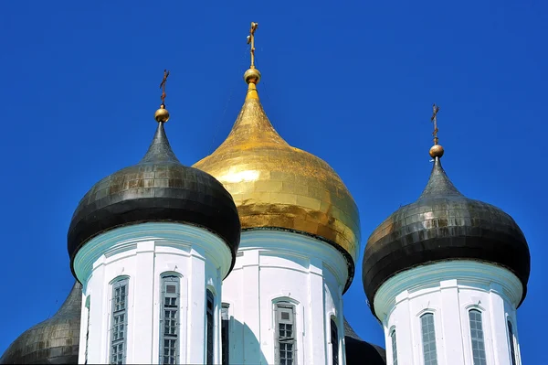 Dômes avec croix Kremlin orthodoxe à Pskov, Russie — Photo