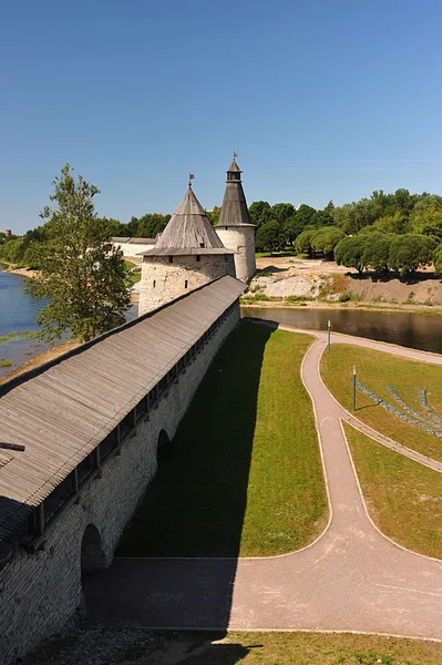 Torres del antiguo Kremlin en Pskov, Rusia — Foto de Stock