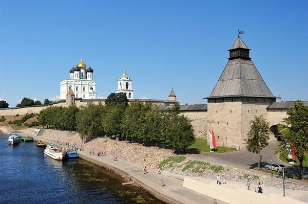 Kuppeln mit Kreuzen orthodoxer Kreml in Pskow, Russland — Stockfoto