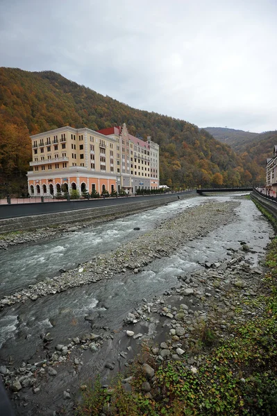 Sotschi, Russland - 31. Oktober: Herbstblick auf den Fluss mzymta in t — Stockfoto