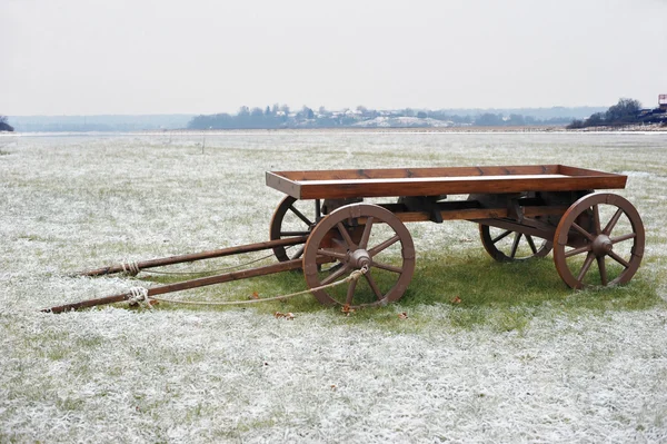 Carro de madera en campo nevado —  Fotos de Stock