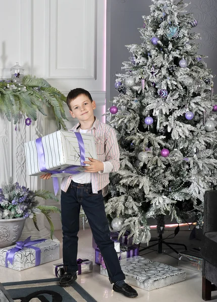 Niño de Navidad alrededor del árbol de Navidad con regalos — Foto de Stock