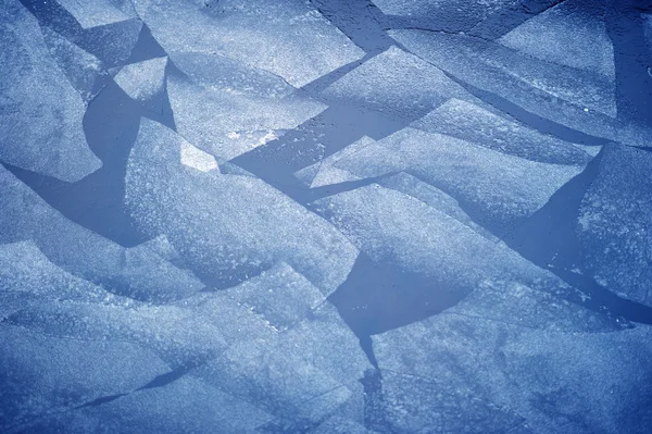 Gelo fino no rio — Fotografia de Stock