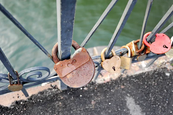 La pareja colgó una cerradura en la barandilla del puente —  Fotos de Stock