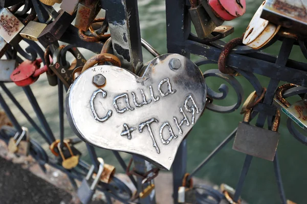 Le couple a accroché une serrure sur la rampe du pont — Photo