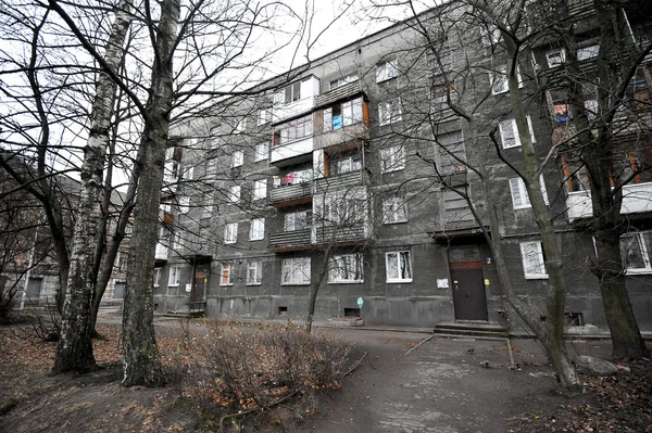 Oude versleten gebouw van vijf verdiepingen in Kaliningrad — Stockfoto