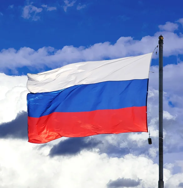 De nationale vlag van Rusland op de hemelachtergrond — Stockfoto
