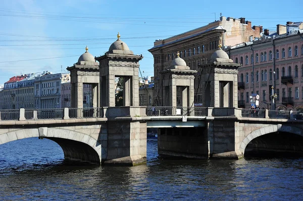 Ломоносов міст через річку Фонтанку — стокове фото