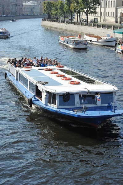 San Petersburgo, Rusia, 7 DE SEPTIEMBRE: barcos de recreo flotando en — Foto de Stock