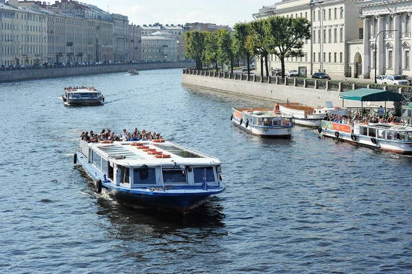 St. Petersburg, Russia, 7 SEPTEMBER: pleasure ships floating on — Stock Photo, Image