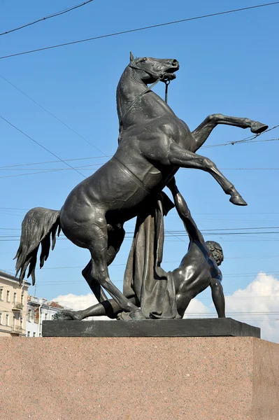 St. Petersburg, Russia, 7 SEPTEMBER: sculpture with a horse on t — Stock Photo, Image