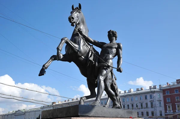 9 月 7 日在俄罗斯，圣彼得堡: 与一匹马在 t 上的雕塑 — 图库照片