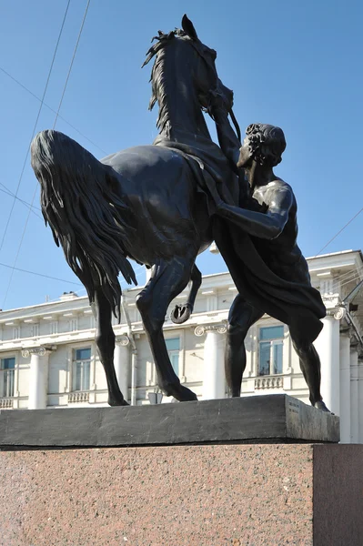 St. petersburg, russland, 7. september: skulptur mit pferd auf t — Stockfoto