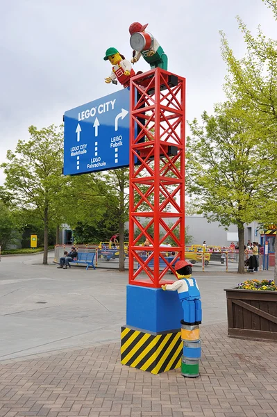 Gunzburg, Duitsland - 6 mei: Binnen Legoland aanwijzers op 6 mei, 20 — Stockfoto