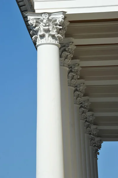 St. petersburg, russland, 9. september: säulen an der fassade des — Stockfoto