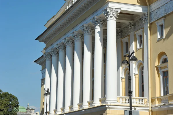 Saint-Pétersbourg, Russie, 9 SEPTEMBRE : colonnes sur la façade de la e — Photo