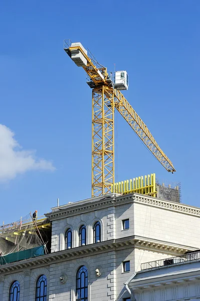 Kranbau komplettiert Dachgeschoss — Stockfoto