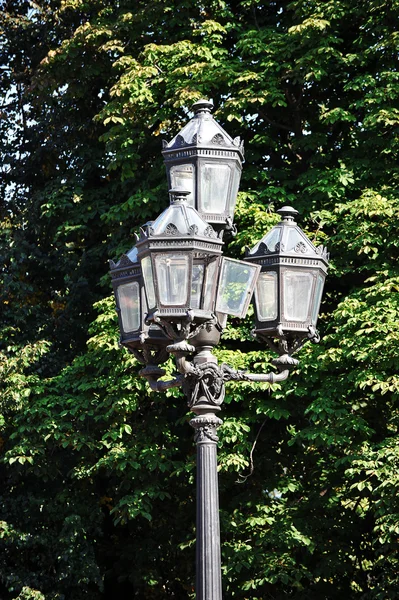 Lanterna in ghisa nel giardino di Caterina a San Pietroburgo, Russi — Foto Stock