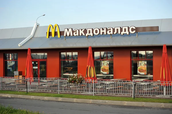 San Pietroburgo, Russia - SETTEMBRE 2014, il logo di McDonald su — Foto Stock