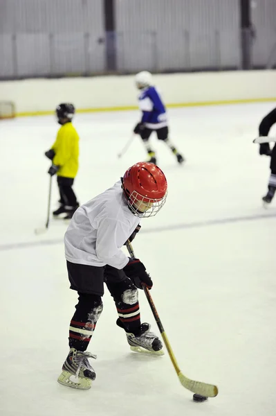 Petit joueur de hockey à l'entraînement avec le bâton et la rondelle — Photo