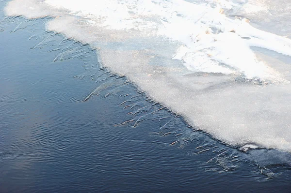 Bevroren ijs op de rivier - sneeuw en ijs hummocks — Stockfoto