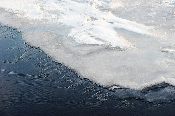 Glace gelée sur la rivière - hummocks de neige et de glace — Photo
