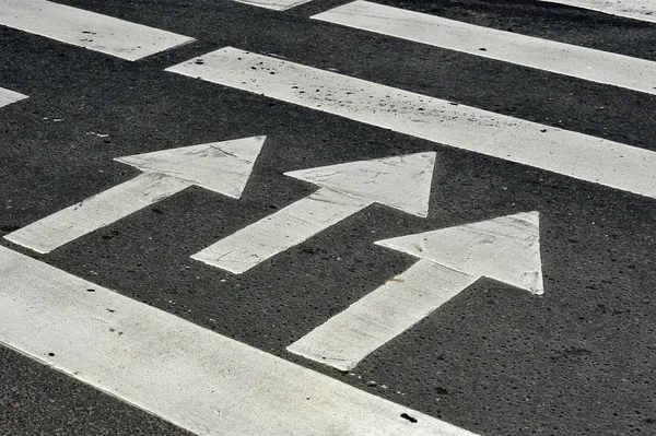 Zebra pedestre atravessando a estrada - três setas com a direc — Fotografia de Stock