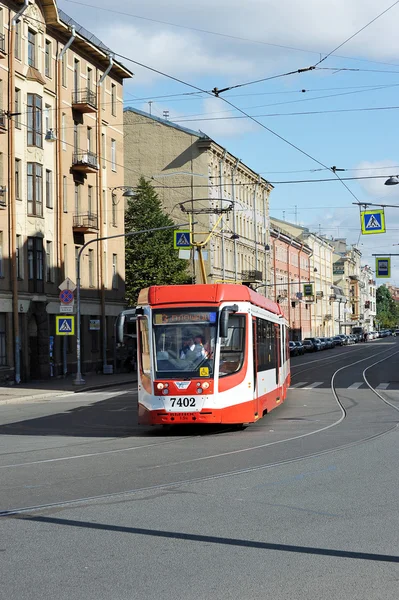 St. Petersburg, Rosja, 13 września: czerwony tramwaj jeździ na Sadovaya — Zdjęcie stockowe