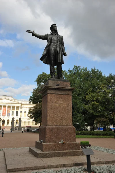 O monumento ao grande escritor russo Alexander Pushkin, o — Fotografia de Stock