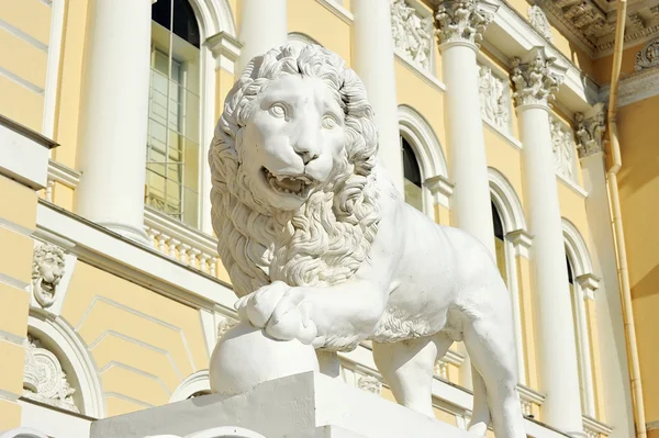 El león en la entrada del Museo Estatal Ruso en St. Pete — Foto de Stock