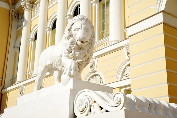 Lew przy wejściu do Muzeum rosyjskiego Państwa w St. Pete — Zdjęcie stockowe