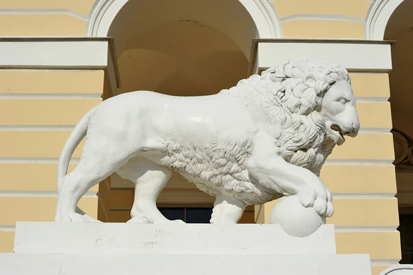 O leão na entrada do Museu Russo do Estado em St. Pete — Fotografia de Stock