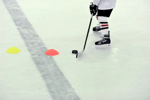 Joueur de hockey avec la rondelle à l'entraînement — Photo