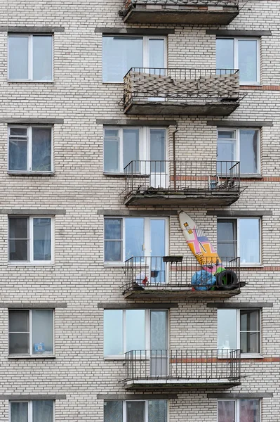 Surfovací prkno a auto pneumatiky na balkóně — Stock fotografie