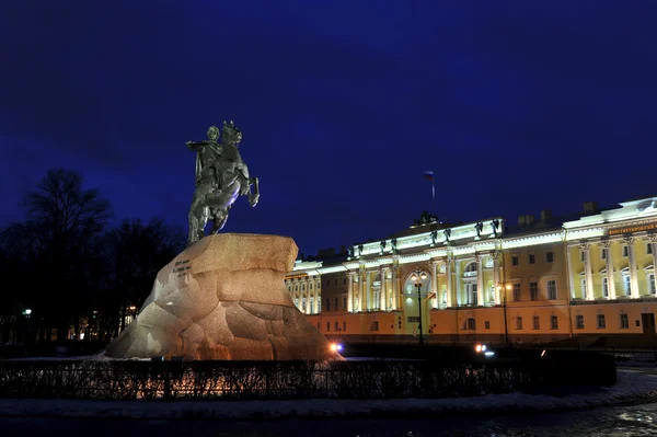 Бронзовая статуя Петра Великого на коне — стоковое фото