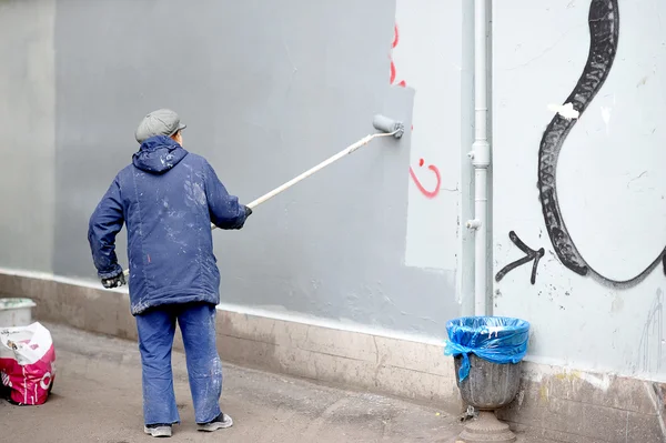 La donna dipinge le pareti — Foto Stock