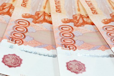 Beş bininci banknotlar Rusya saçılma