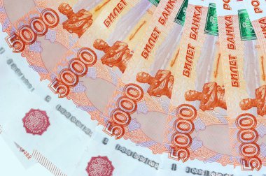 Beş bininci banknotlar Rusya saçılma